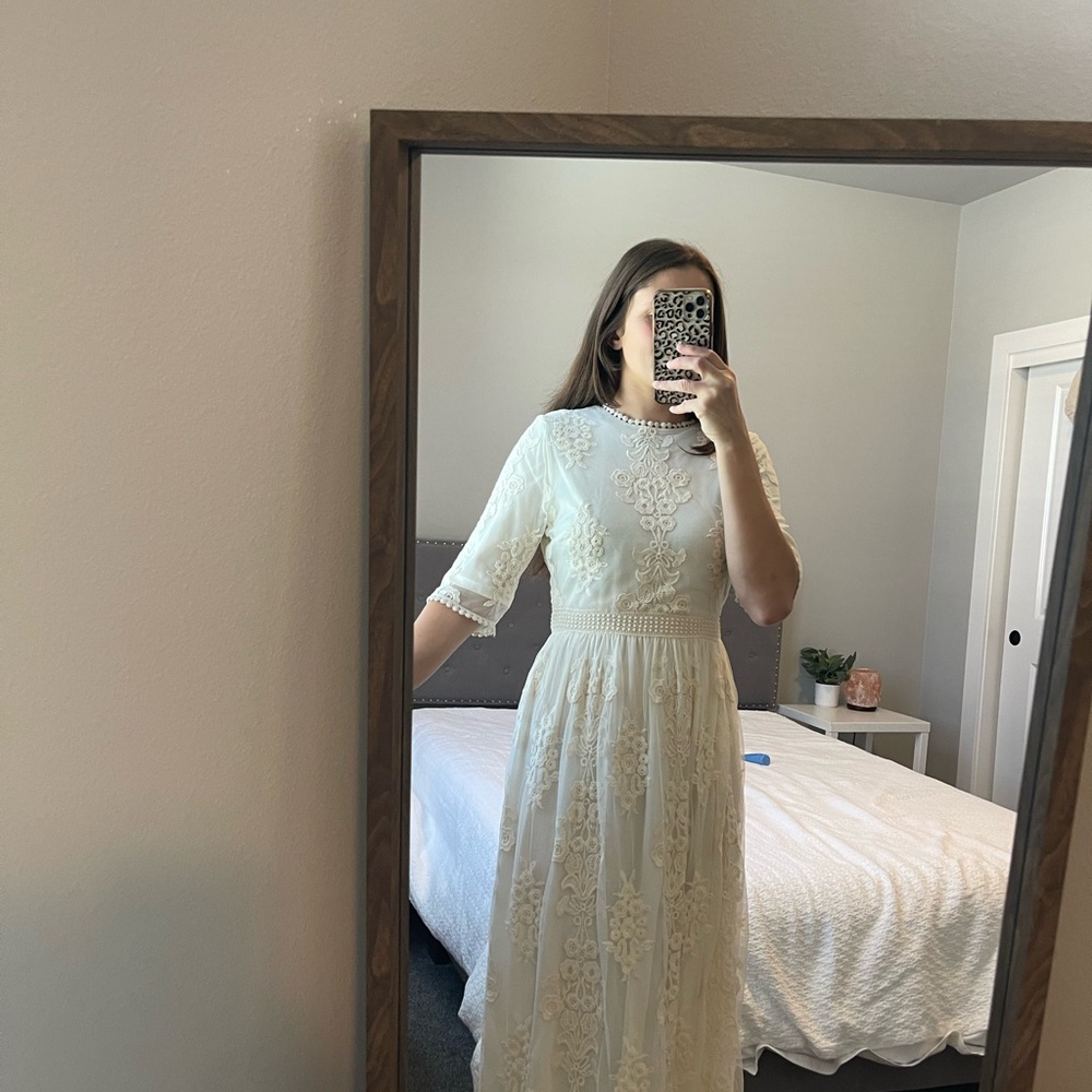 Hidden Alley Elegant White Lace Dress Medium